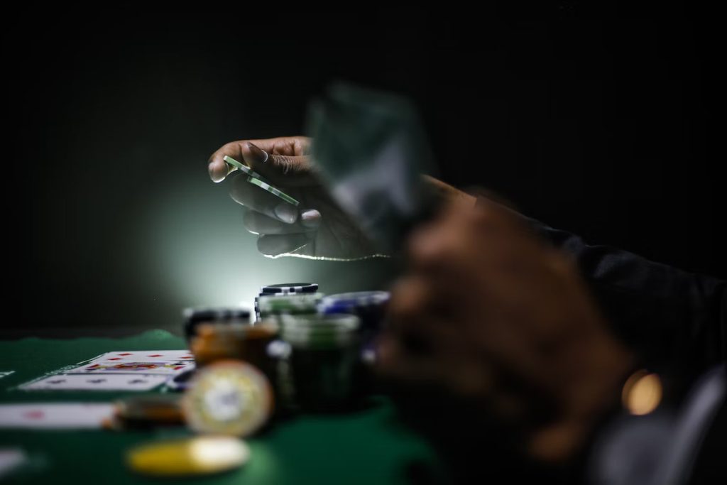 What to Look for in a Poker Hands and How to Open One